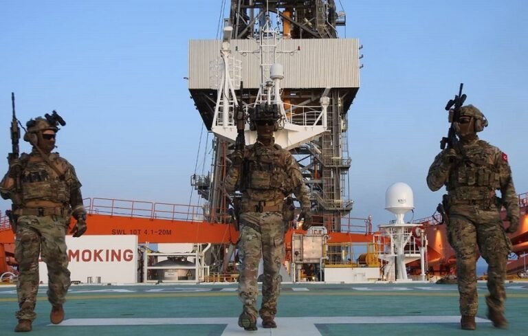 Somali Navy escorting Çağrı Bey drilling ship.